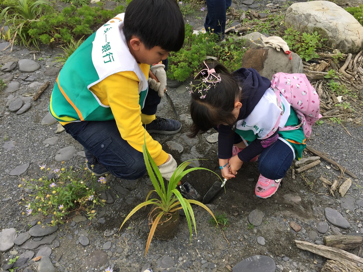 第一銀行志工響應植樹節 種樹減碳永續生態1/2