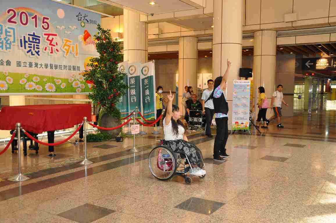 104年「愛心關懷系列」活動（三） 春花夢露慶端午 搖曳舞姿撫人心1/8