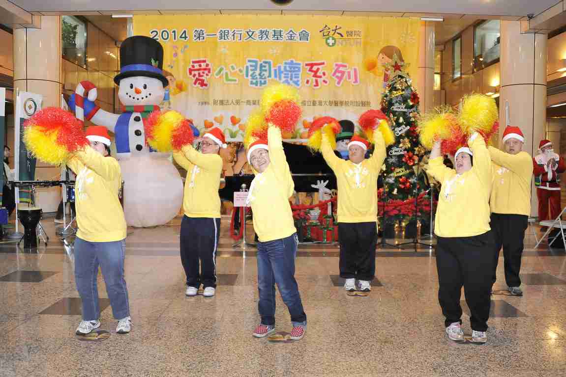 103年「愛心關懷系列」活動（六）：　奇異聖誕報佳音 擊樂獻舞表馨情1/4