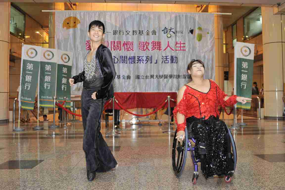 102年「愛心關懷系列」活動（五）：　璀璨花火迎中秋 輪舞天使展馨情1/4