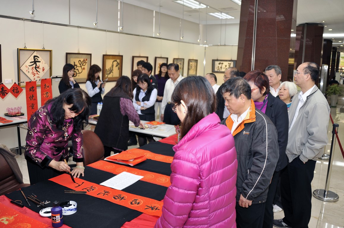 蛇年迎春喜氣來 揮毫贈春聯4/8