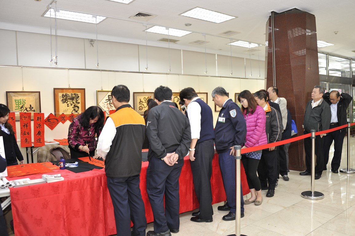 蛇年迎春喜氣來 揮毫贈春聯3/8