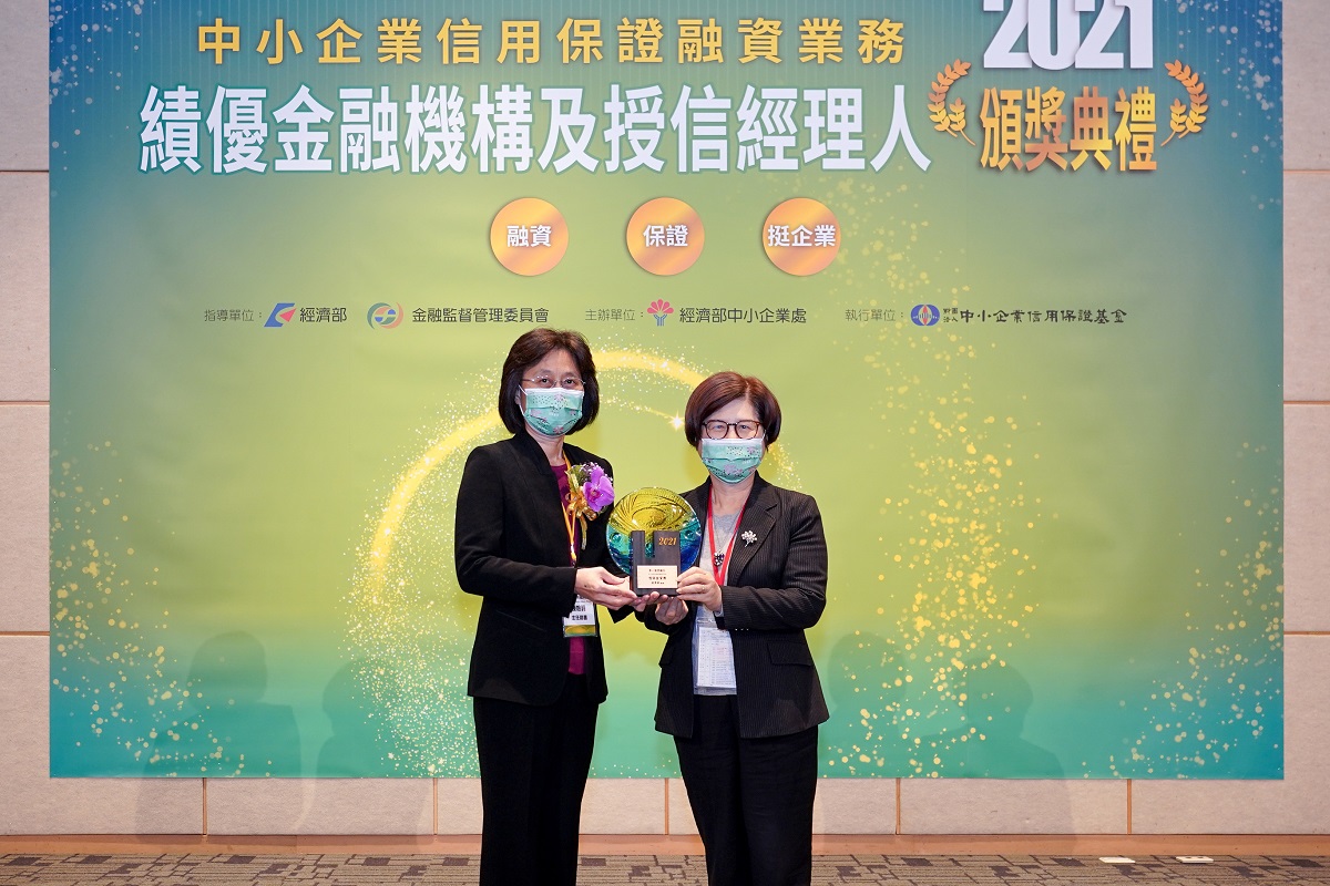第一銀行就在你左右  勇奪「信保金質獎」等12項大獎，共一張圖