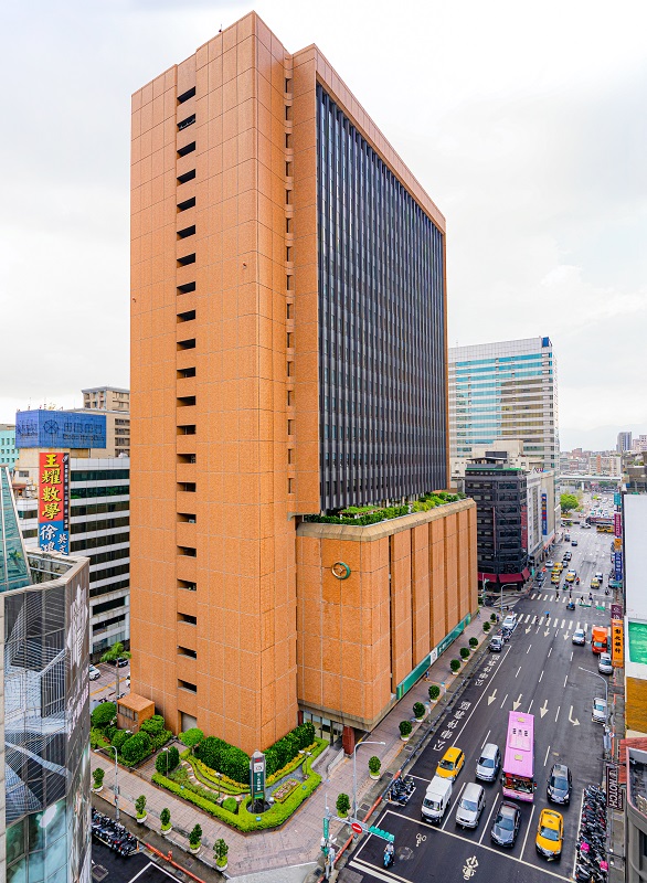 第一銀行中小企業放款餘額逾9000億元續奪冠 微型創業鳳凰貸款核貸率達94％，共一張圖