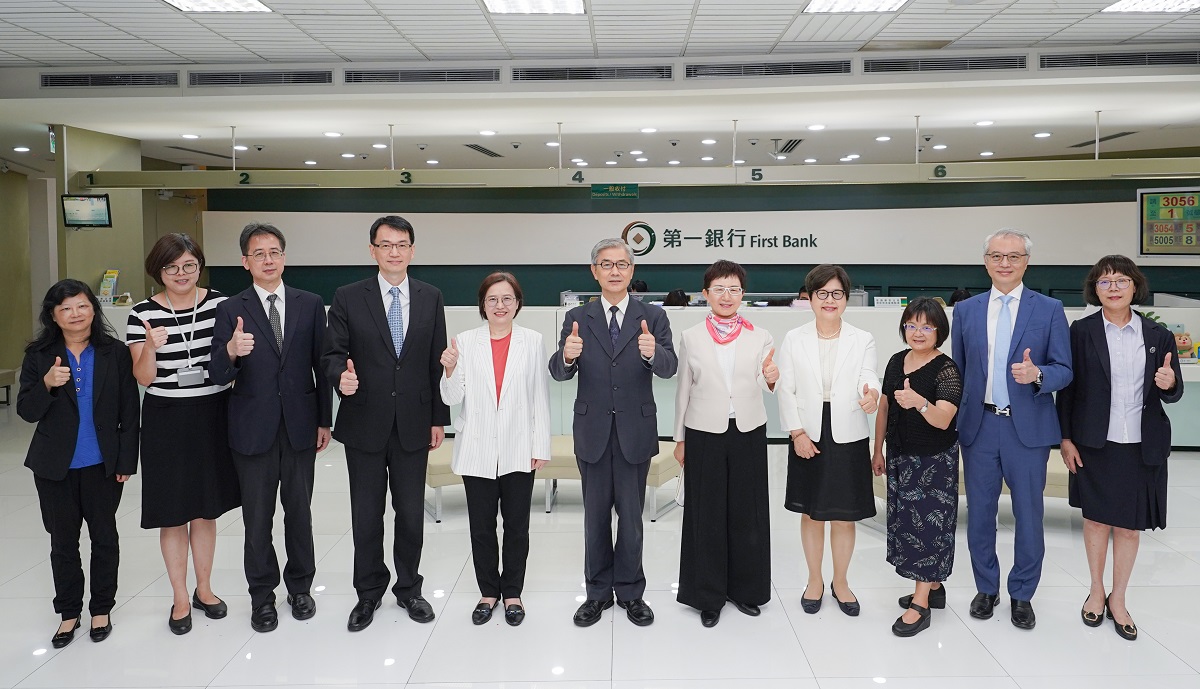 打造有溫度無障礙分行 第一銀行獲金管會選定金融友善標竿示範銀行，共一張圖。