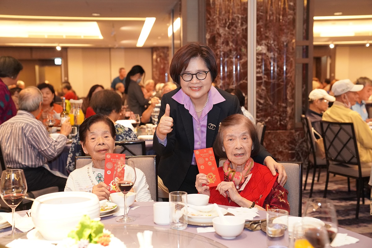 第一銀行舉辦「退休人員聯誼餐會」，董事長邱月琴（中）頒發敬老紅包予年滿90歲以上的退休前輩。