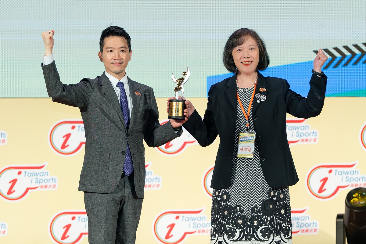 第一銀行長期推展運動風氣，副總經理蔡淑慧（右）代表接受總統府副秘書長何志偉（左）頒發「運動企業認證」。