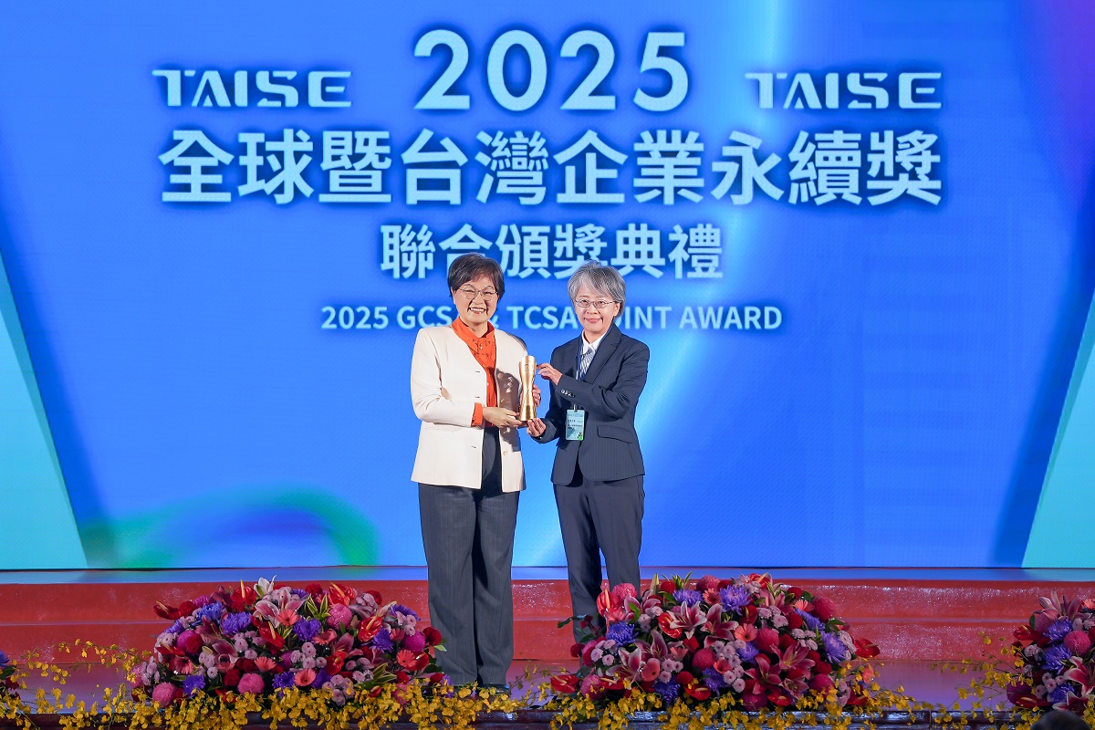 第一金控及第一銀行勇奪台灣企業永續獎7項大獎，由勞動部政務次長黃玲娜（左）頒獎，第一金控副總經理李淑玲（右）代表受獎。