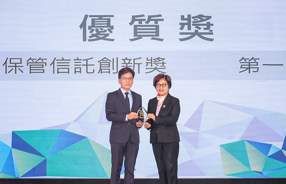 圖說：第一銀行勇奪2025「多元信託創新獎」七項大獎殊榮，由金管會主委彭金隆（左）頒獎，第一銀行董事長邱月琴（右）代表受獎。