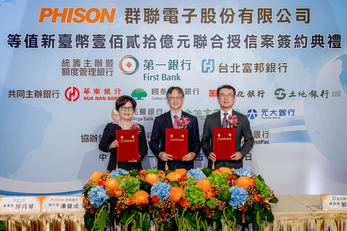 第一銀行統籌主辦群聯電子新臺幣120億元聯貸，由第一銀行董事長邱月琴（左）、群聯電子執行長潘健成（中）及台北富邦銀行總經理郭倍廷（右）代表簽約。