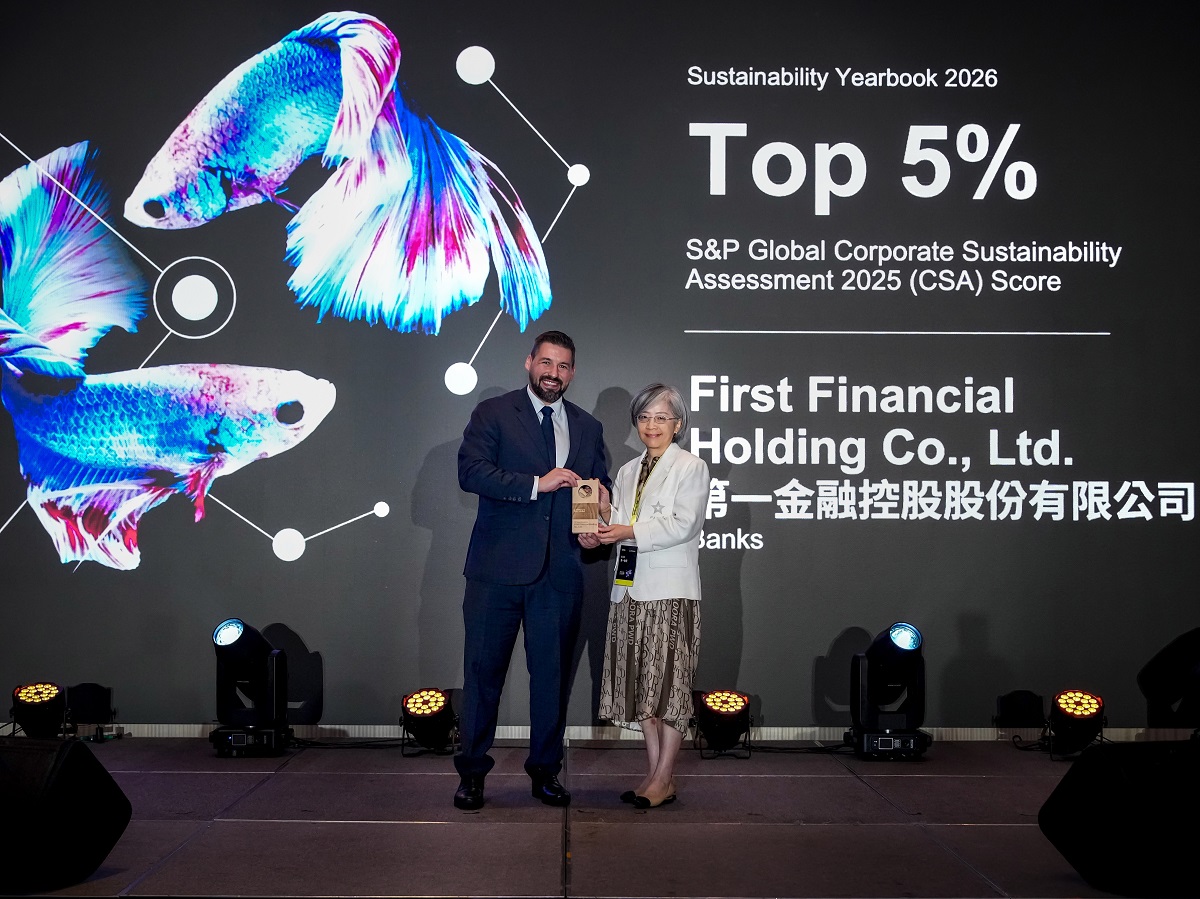 第一金控九度入選S&P Global永續年鑑成員，排名全球銀行業前5％，由第一金控副總經理李淑玲（右）代表受獎。